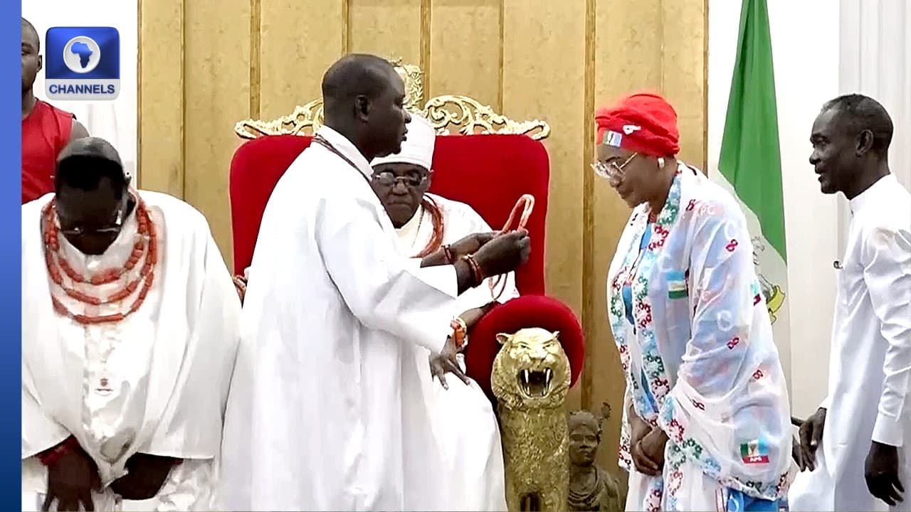 Oba Of Benin Honours First Lady Oluremi Tinubu With Ikele Coral Beads